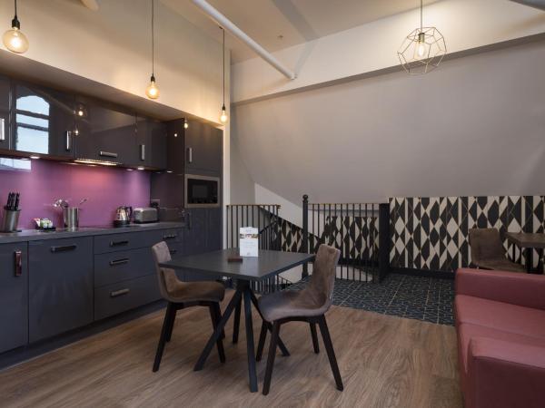 Roomzzz Manchester Victoria : photo 4 de la chambre suite néo