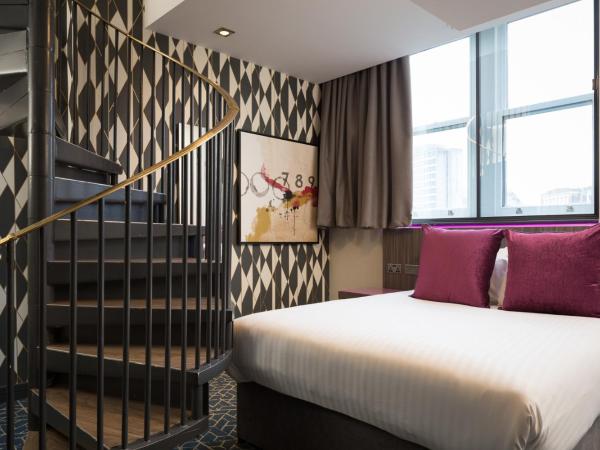 Roomzzz Manchester Victoria : photo 6 de la chambre suite néo