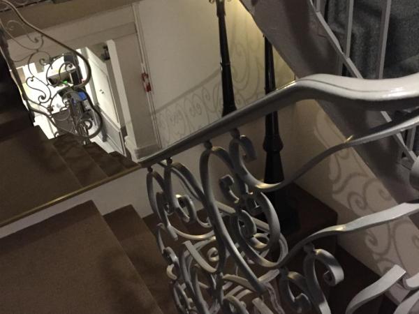 Logis Hotel du Midi : photo 1 de la chambre chambre double confort avec douche et vue sur la rue