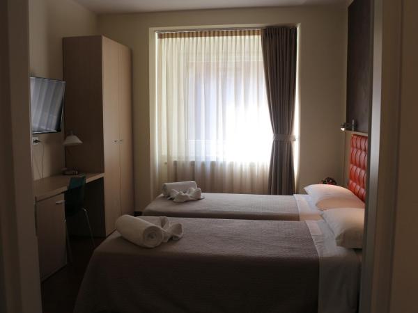 Hotel La Madonnina : photo 2 de la chambre chambre lits jumeaux