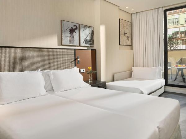 H10 Art Gallery 4* Sup : photo 2 de la chambre grande chambre triple deluxe avec terrasse