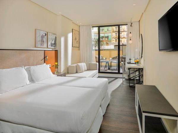 H10 Art Gallery 4* Sup : photo 1 de la chambre grande chambre deluxe avec terrasse (1 à 2 personnes)