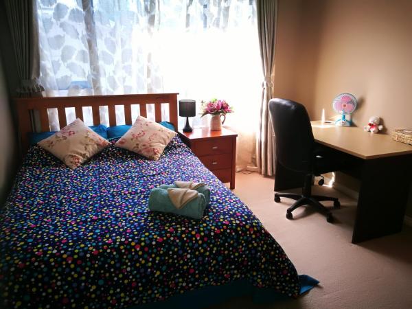 Monique's Nth Shore Prvt bthrom Air Con TV茉莉卡独立卫浴空调屋4人 : photo 8 de la chambre chambre double avec salle de bains privative