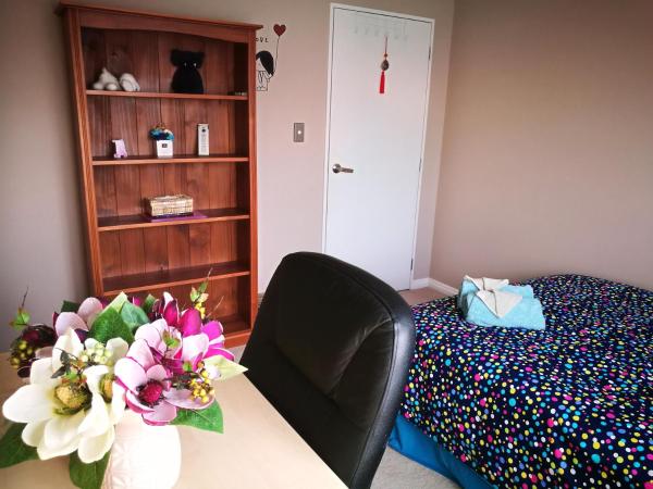 Monique's Nth Shore Prvt bthrom Air Con TV茉莉卡独立卫浴空调屋4人 : photo 7 de la chambre chambre double avec salle de bains privative