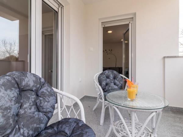 Apartments Mira : photo 1 de la chambre appartement avec balcon