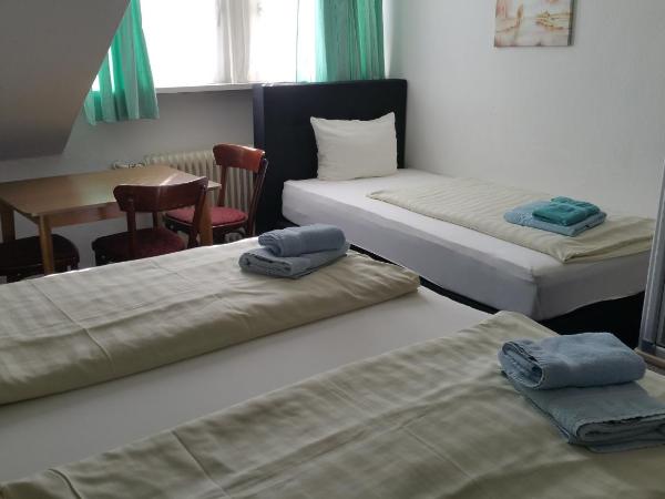 Hotel Haus Frieling : photo 2 de la chambre chambre triple avec salle de bains commune