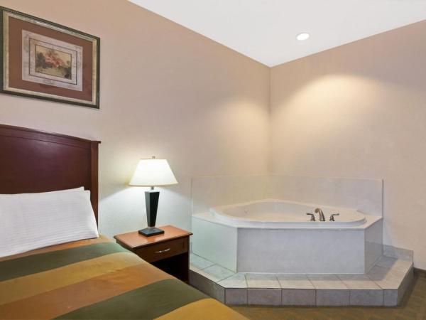 Super 8 by Wyndham Austin/Airport South : photo 2 de la chambre suite lit king-size de luxe avec baignoire spa - non-fumeurs