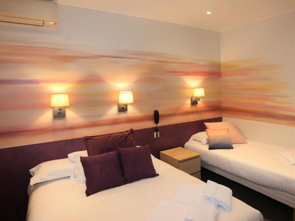 Hotel Pavillon Imperial : photo 1 de la chambre chambre triple avec fenêtre - vue sur mur peint