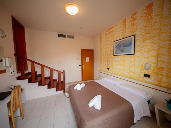 Hotel Petrarca : photo 6 de la chambre chambre quadruple Économique