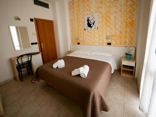 Hotel Petrarca : photo 3 de la chambre chambre quadruple Économique