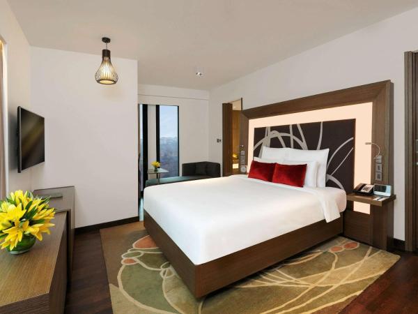 Novotel New Delhi Aerocity- International Airport : photo 6 de la chambre suite supérieure avec accès au salon premier, connexion wi-fi gratuite, transferts aller-retour aéroport gratuits, réduction de 15 % sur la nourriture et les boissons sans alcool