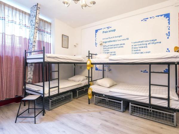 Hostel ROOM Rotterdam : photo 3 de la chambre lit dans dortoir mixte de 8 lits avec salle de bains commune