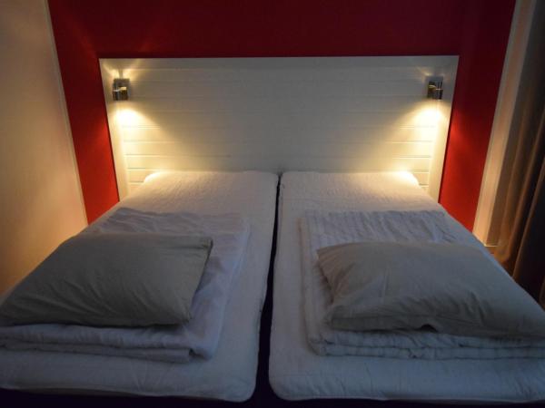 Hostel Snoozemore : photo 2 de la chambre chambre double avec salle de bains commune