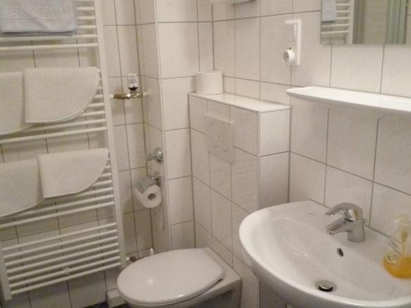 Gästehaus Grupello : photo 5 de la chambre chambre lits jumeaux avec salle de bains privative