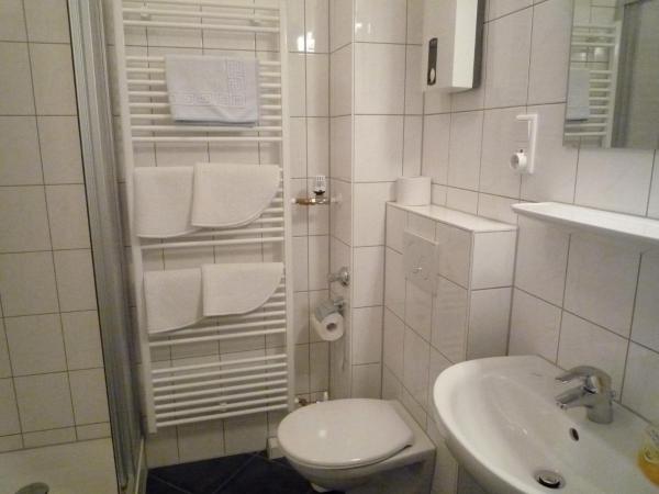 Gästehaus Grupello : photo 10 de la chambre chambre double avec salle de bains commune