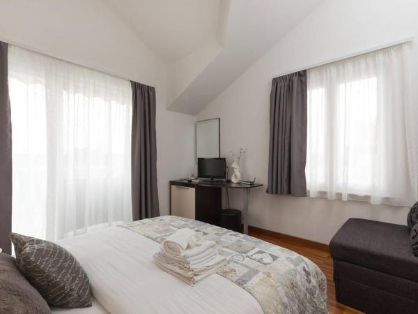 Apartments & Rooms Villa Maslina : photo 7 de la chambre chambre double avec balcon