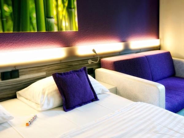Ibis Styles Linz : photo 5 de la chambre chambre lit king-size avec canapé-lit
