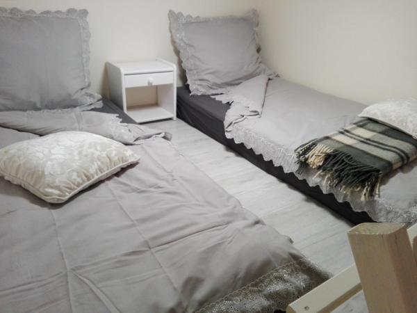 DobraNoc : photo 2 de la chambre chambre triple avec salle de bains