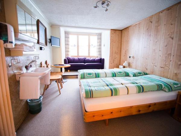 Hotel Hold AG : photo 3 de la chambre chambre double avec salle de bains commune