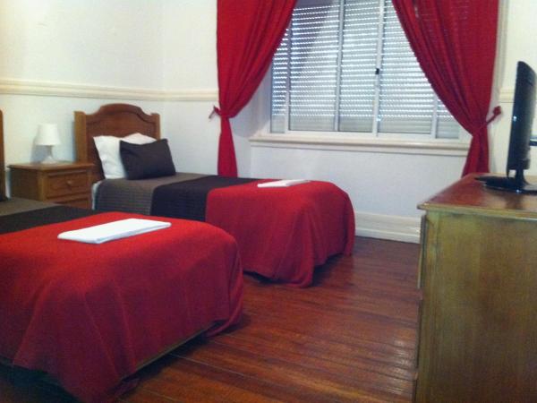 Residencial Valentina : photo 8 de la chambre chambre double ou lits jumeaux avec salle de bains commune