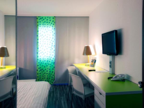 Ibis Styles Linz : photo 6 de la chambre chambre lit king-size avec canapé-lit