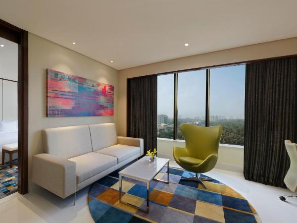 Novotel Kochi Infopark : photo 1 de la chambre suite deluxe avec 1 lit double et un canapé