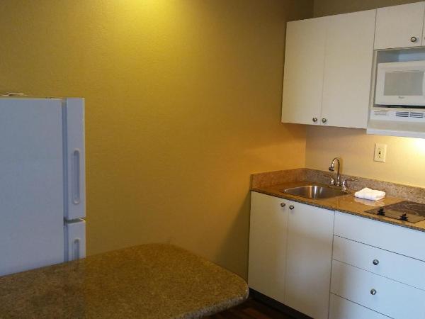 Extended Stay America Suites - Jacksonville - Deerwood Park : photo 9 de la chambre studio de luxe avec 2 lits doubles – non-fumeurs