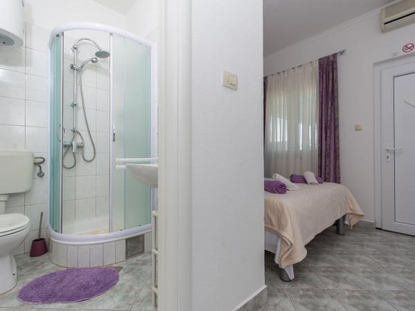 Apartmani Žana : photo 5 de la chambre chambre double avec salle de bains privative
