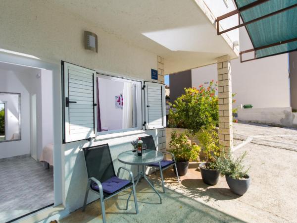 Apartmani Žana : photo 10 de la chambre chambre double avec salle de bains privative