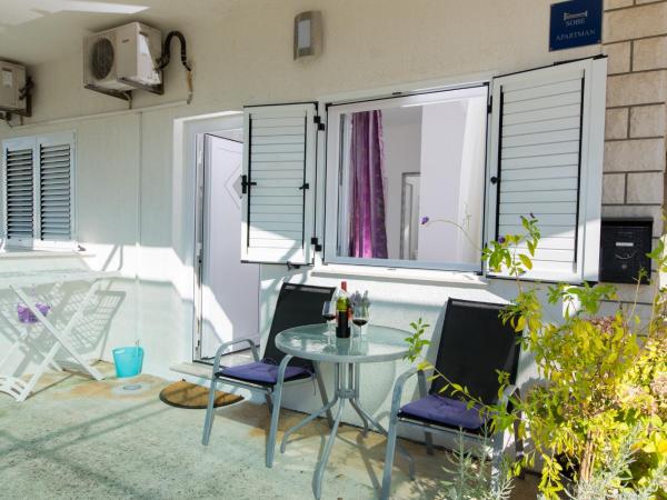 Apartmani Žana : photo 9 de la chambre chambre double avec salle de bains privative