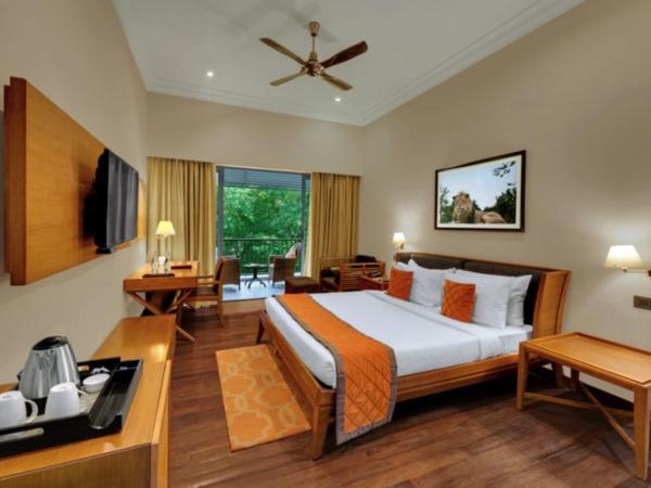Ibiza The Fern Resort & Spa, Kolkata : photo 1 de la chambre chambre lit queen-size - vue sur jardin