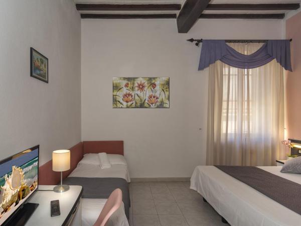 Hotel Amalfitana : photo 5 de la chambre chambre triple