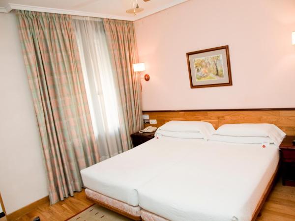 Hostal Navarra : photo 3 de la chambre chambre lits jumeaux - vue sur ville