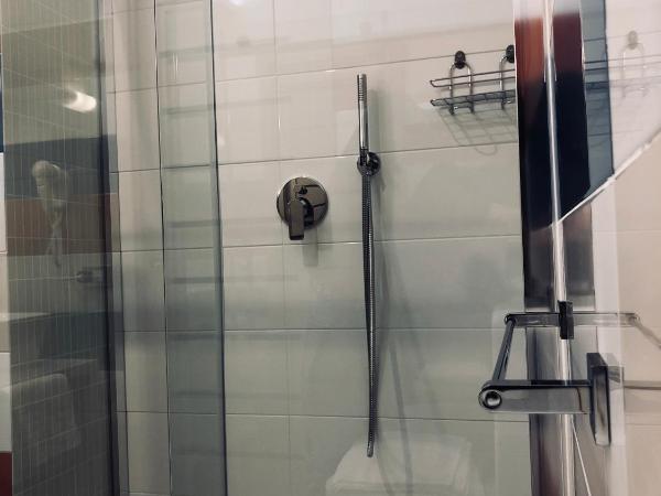 La Stella Di Napoli B&B : photo 9 de la chambre chambre double avec salle de bains privative