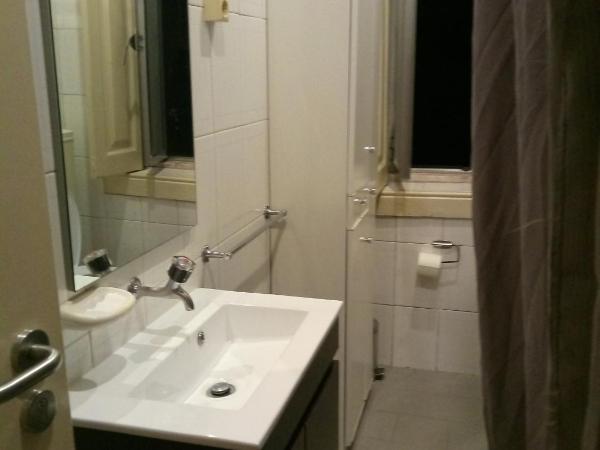 Guesthouse Monsanto : photo 2 de la chambre chambre double