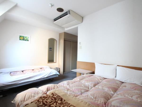 Sakura Hotel Ikebukuro : photo 6 de la chambre chambre double supérieure avec lit d'appoint et salle de bains privative
