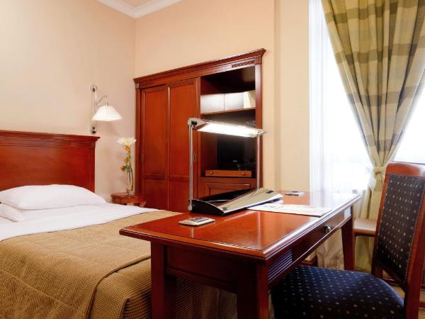 Best Western Premier Hotel Astoria : photo 6 de la chambre chambre lit queen-size (1 adulte)