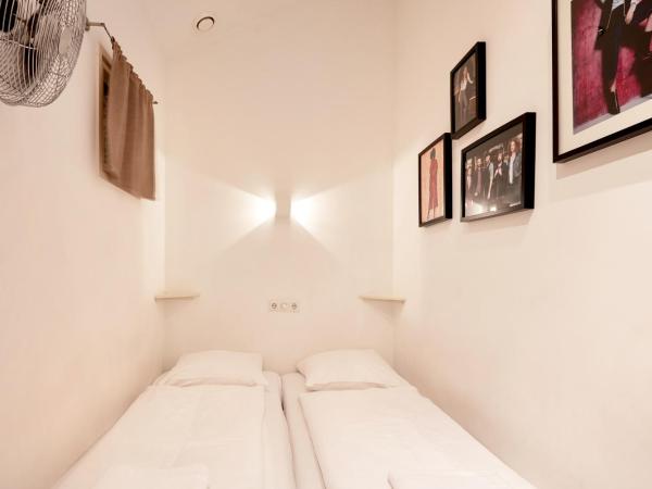 Hotel Not Hotel Amsterdam : photo 5 de la chambre chambre invisible avec salle de bains commune - située en rez-de-chaussée