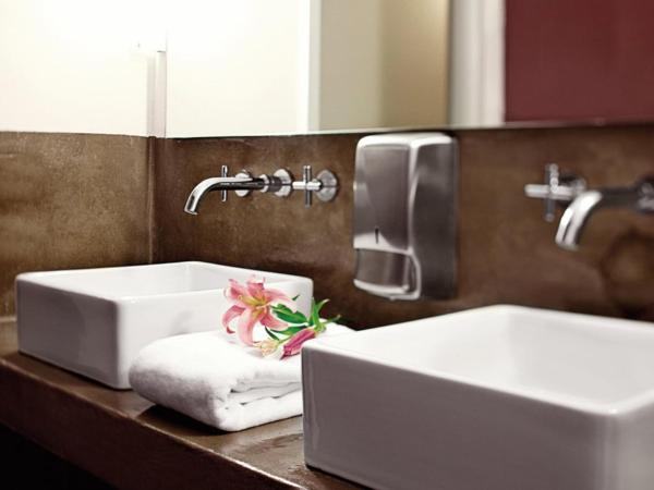 Five Elements Hostel Frankfurt : photo 1 de la chambre chambre double basique - douche et toilettes dans le couloir