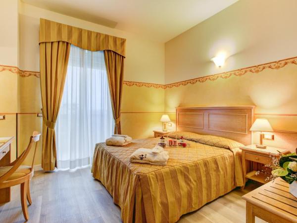 Hotel Byron : photo 1 de la chambre chambre double ou lits jumeaux avec balcon