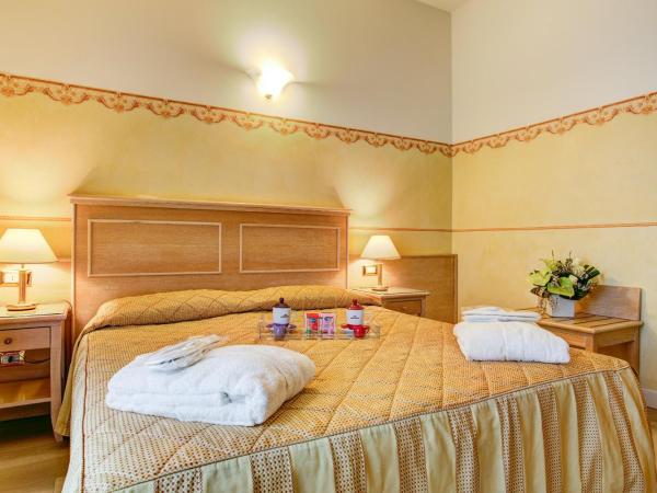 Hotel Byron : photo 7 de la chambre chambre double ou lits jumeaux avec balcon