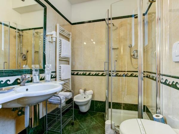 Hotel Byron : photo 8 de la chambre chambre double ou lits jumeaux avec balcon