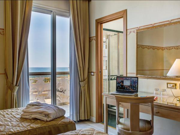 Hotel Byron : photo 4 de la chambre chambre double ou lits jumeaux - vue sur mer