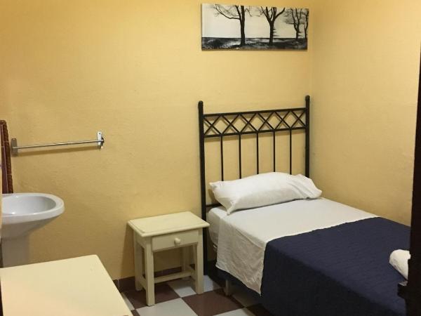 Pensión Lisdos : photo 6 de la chambre chambre simple avec salle de bains commune