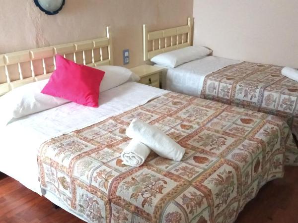 Pensión Lisdos : photo 3 de la chambre chambre triple avec salle de bains privative