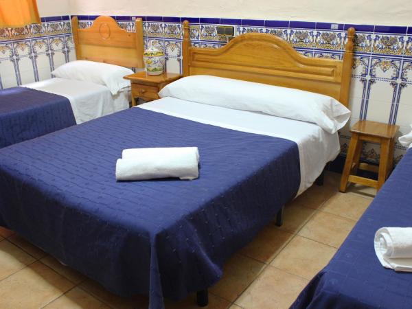 Pensión Lisdos : photo 4 de la chambre chambre quadruple avec salle de bains privative