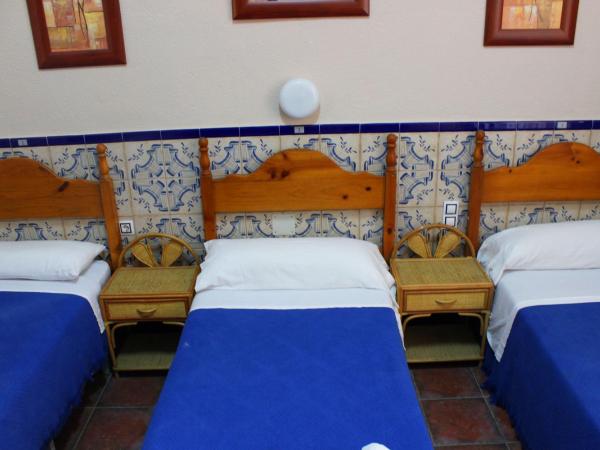 Pensión Lisdos : photo 1 de la chambre chambre quadruple avec salle de bains privative