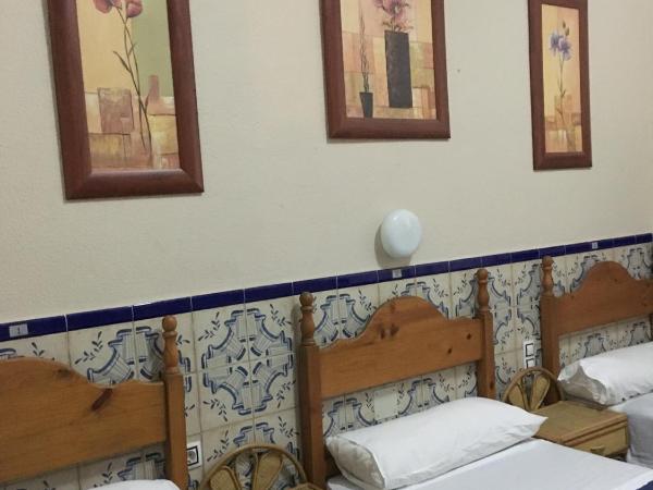 Pensión Lisdos : photo 5 de la chambre chambre quadruple avec salle de bains privative