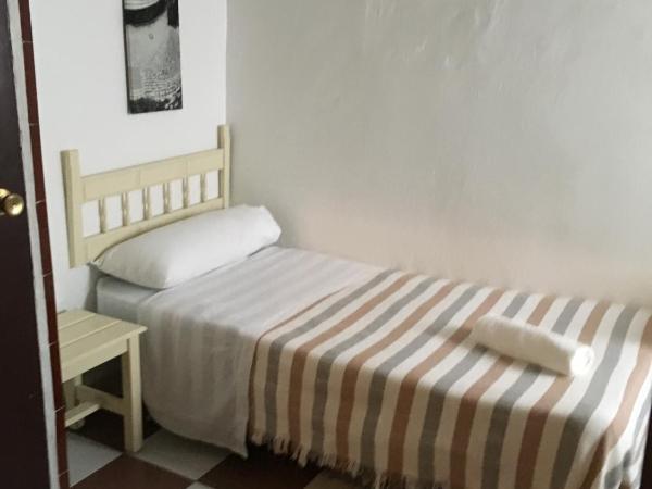 Pensión Lisdos : photo 5 de la chambre chambre simple avec salle de bains commune
