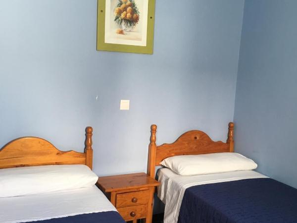Pensión Lisdos : photo 5 de la chambre chambre double ou lits jumeaux avec salle de bains commune